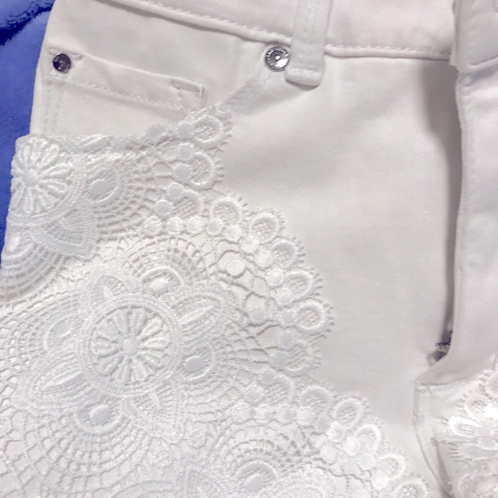 Peter nygard  denim shorts ,mid rise, white color